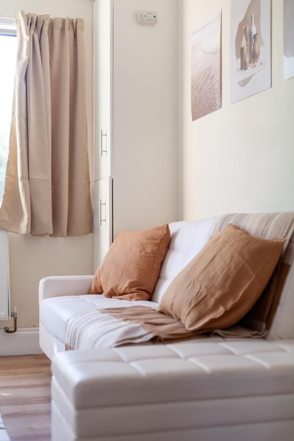 Lovely Studio Flat In Wimbledon W/ Free Parking Λονδίνο Εξωτερικό φωτογραφία