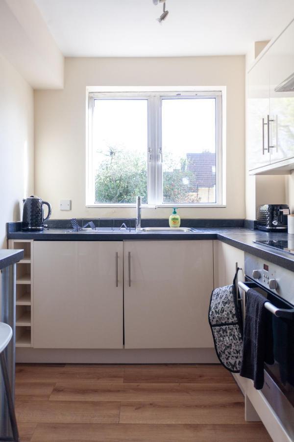 Lovely Studio Flat In Wimbledon W/ Free Parking Λονδίνο Εξωτερικό φωτογραφία