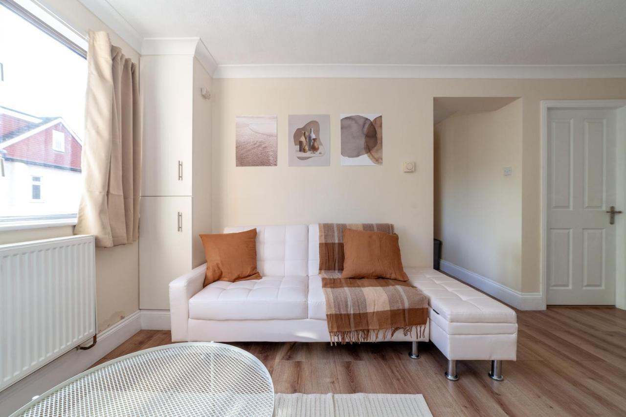 Lovely Studio Flat In Wimbledon W/ Free Parking Λονδίνο Εξωτερικό φωτογραφία