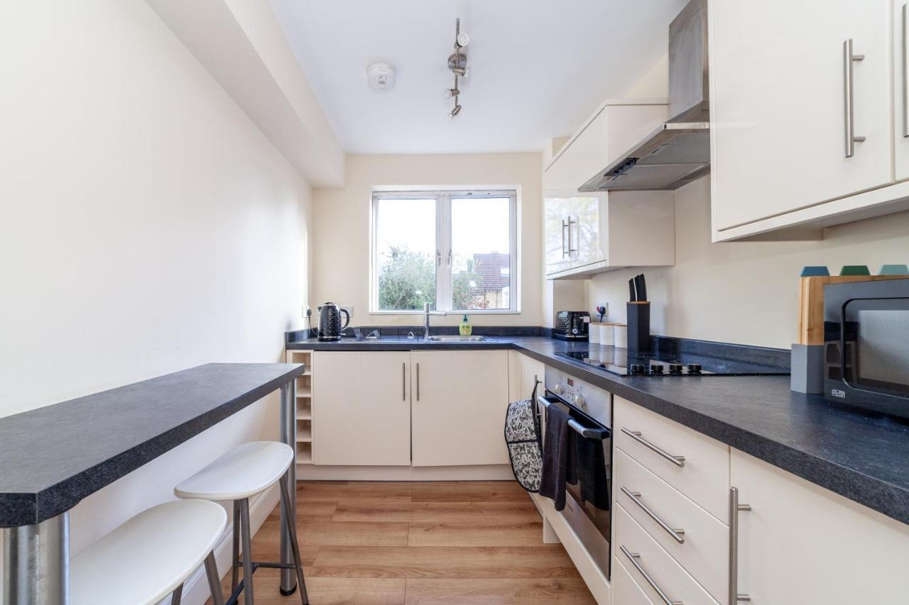Lovely Studio Flat In Wimbledon W/ Free Parking Λονδίνο Εξωτερικό φωτογραφία