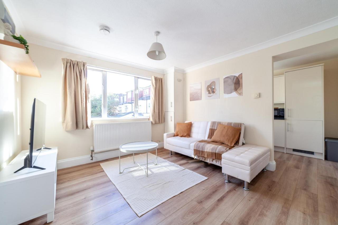 Lovely Studio Flat In Wimbledon W/ Free Parking Λονδίνο Εξωτερικό φωτογραφία