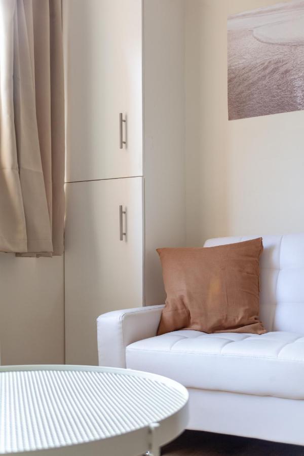 Lovely Studio Flat In Wimbledon W/ Free Parking Λονδίνο Εξωτερικό φωτογραφία