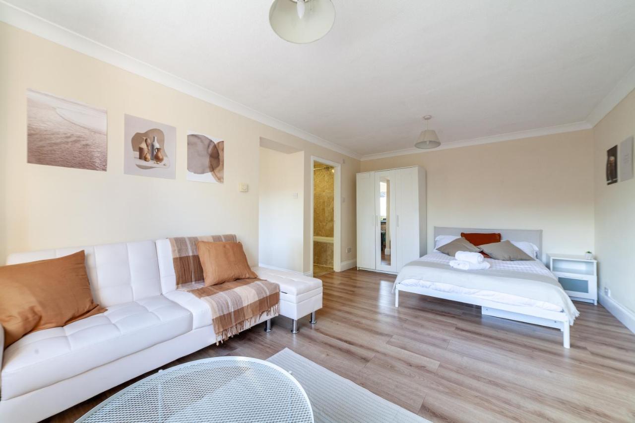 Lovely Studio Flat In Wimbledon W/ Free Parking Λονδίνο Εξωτερικό φωτογραφία