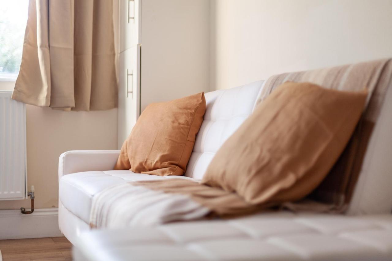 Lovely Studio Flat In Wimbledon W/ Free Parking Λονδίνο Εξωτερικό φωτογραφία