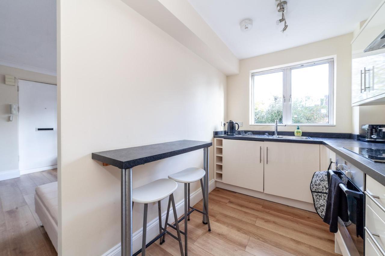 Lovely Studio Flat In Wimbledon W/ Free Parking Λονδίνο Εξωτερικό φωτογραφία